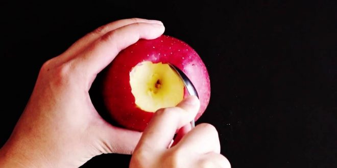 Вкусен десерт: Го исекла лиснатото тесто и ставила јаболко во средина – резултатот е магија (видео)